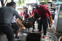 Pemkot Surabaya Gelar Kerja Bakti Massal, Kerahkan 34 Unit Dump Truk dan 20