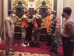 Cegah Tawuran, Satpol PP Surabaya Bagi-Bagi Makan Sahur Sambil Patroli