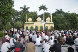 Walikota Eri Cahyadi Shalat Id di Taman Surya Bersama Warga Surabaya