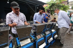 Pemkot Surabaya Beri Bantuan Peralatan Kepada Pengrajin Tempe Sukomanunggal