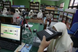 Tuntaskan Adminduk Dispendukcapil Surabaya Kerahkan Jempol Sekti