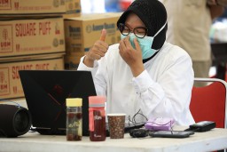 Risma Paparkan Penangan Wabah Melalui Teleconference