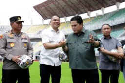 Erick Thohir Puji Stadion GBT Surabaya