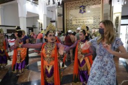 Turis Kapal Pesiar Terpesona Dengan Destinasi Wisata Surabaya