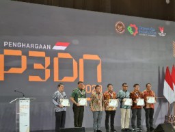Pemkot Surabaya Raih Penghargaan Tertinggi Kedua Nasional