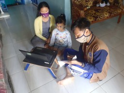 Secuil Bantuan untuk Para Guru Pengganti Bagi Anak-Anak Desa