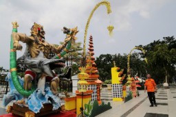 Ogoh-Ogoh dan Dekorasi Pura Muncul di Balai Kota dan Balai Pemuda