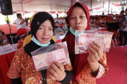 Pemkot Surabaya Salurkan BLT DBHCT kepada 3.745 Buruh Pabrik Rokok