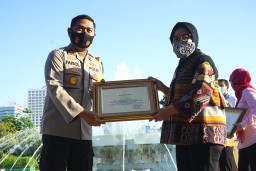 Berhasil Ungkap Kasus Pedofilia, Wali Kota Risma Beri Penghargaan Satreskri
