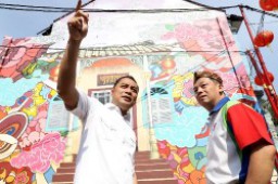 Cak Eri Cahyadi Sulap Kya-Kya Surabaya Seperti Kampung Tiongkok