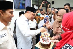 Usai Salat Jumat Wali Kota Eri Cahyadi Dapat Kejutan dari Pelajar