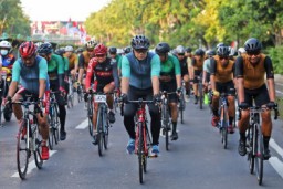 Walikota Kenalkan Wisata Surabaya Ke Peserta Bromo Kom Challenge 2022