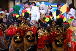 Surabaya Terima Penghargaan Terbaik Pertama Penurunan Stunting se Jatim