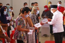 Ini Pesan Walikota Eri Cahyadi Saat Salurkan Bansos Bersama Wapres