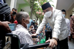 Wali Kota Eri Cahyadi Gelar Safari Salat Jumat Sambil Berikan Bantuan
