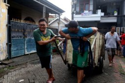 Karang Taruna di Kelurahan Mojo Jadi Ujung Tombak Kerja Bakti