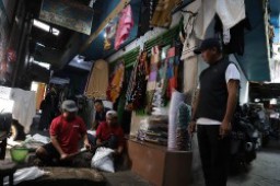 Nikmati Night Shopping di Pasar Bong Surabaya