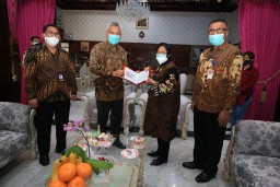 Wali Kota Risma Terima Uang Baru Pecahan Rp 75 Ribu dari BI