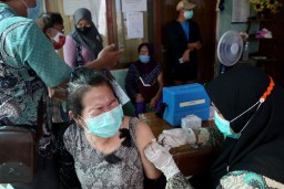 Hari Kedua Vaksin Booster, Lansia Antusias