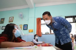 Cak Eri Berencana Samakan Seragam Setiap Sekolah