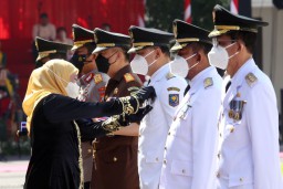 Wali Kota Eri dapat Penghargaan Jer Basuki Mowo Beya Emas