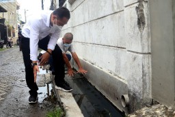 Pantau Saluran Penyebab Genangan, Wali Kota Eri Beri Solusi