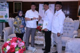 Walikota Eri Salurkan Zakat Melalui Baznas Surabaya
