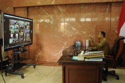 Wali Kota Eri Gelar Rapat Virtual dengan Kepala SD-SMP se-Surabaya