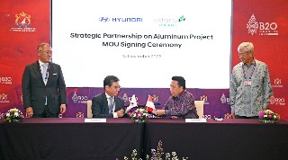 (Dari kiri) Euisun Chung, Executive Chair of Hyundai Motor Group; Jaehoon Chang, President and CEO of Hyundai Motor Company; Garibaldi Thohir, President Commissioner of PT Adaro Minerals Indonesia Tbk; Edwin Soeryadjaya, President Commissioner of PT Adaro
