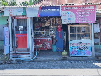 Masani Ahmad, pemilik toko Tyanral Celluler Kabupaten Donggala, Sulawesi Tengah. 4 & 5. Romy Williams, VP Strategic Partnership, Compliance and Legal BukuWarung. /Foto: tim