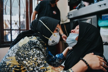 Rini Indriyani Duduk Bersimpuh Panjatkan Doa Terakhir di Rumah Duka