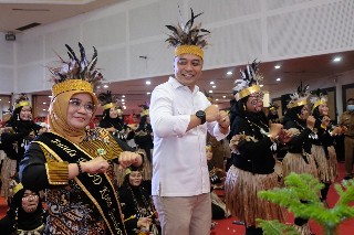 Walikota Eri Cahyadi didampingi Bunda Rini saat bincang santai dengan Bunda Paud. (Diskominfo Surabaya)