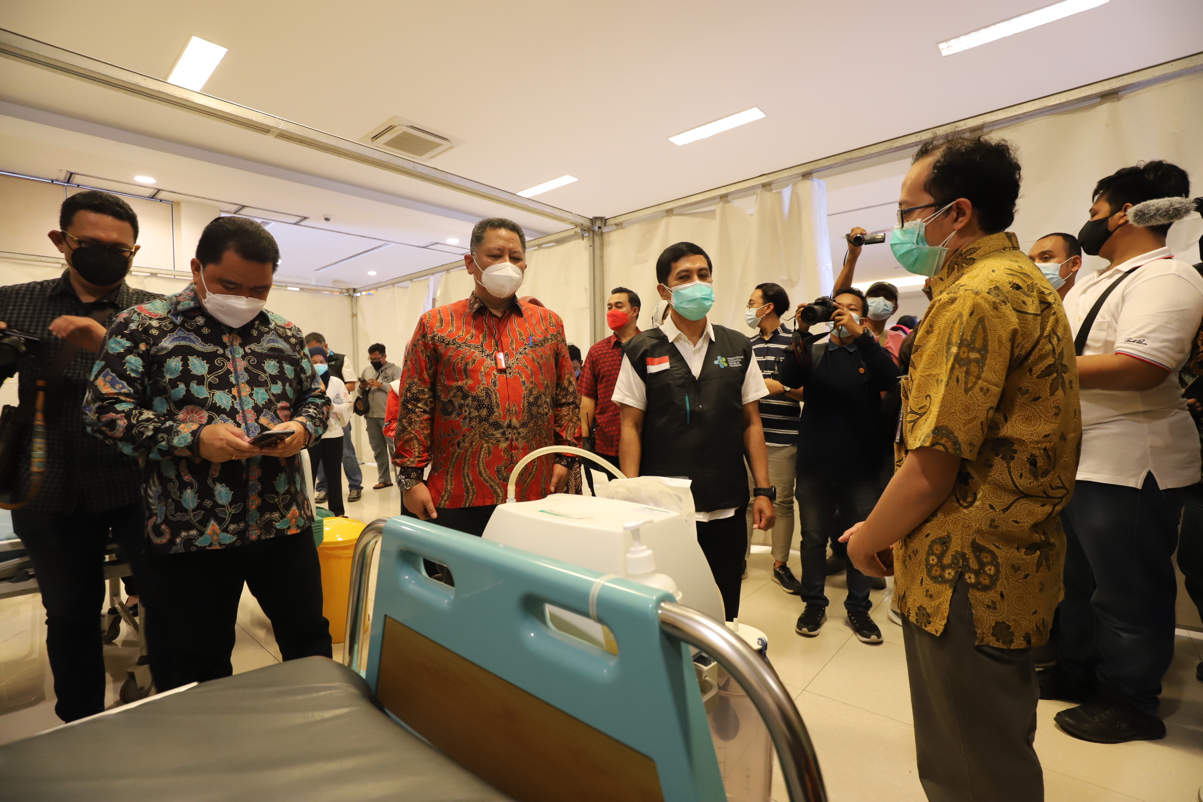 Pemkot Surabaya Gelar Vaksinasi Massal untuk Nakes