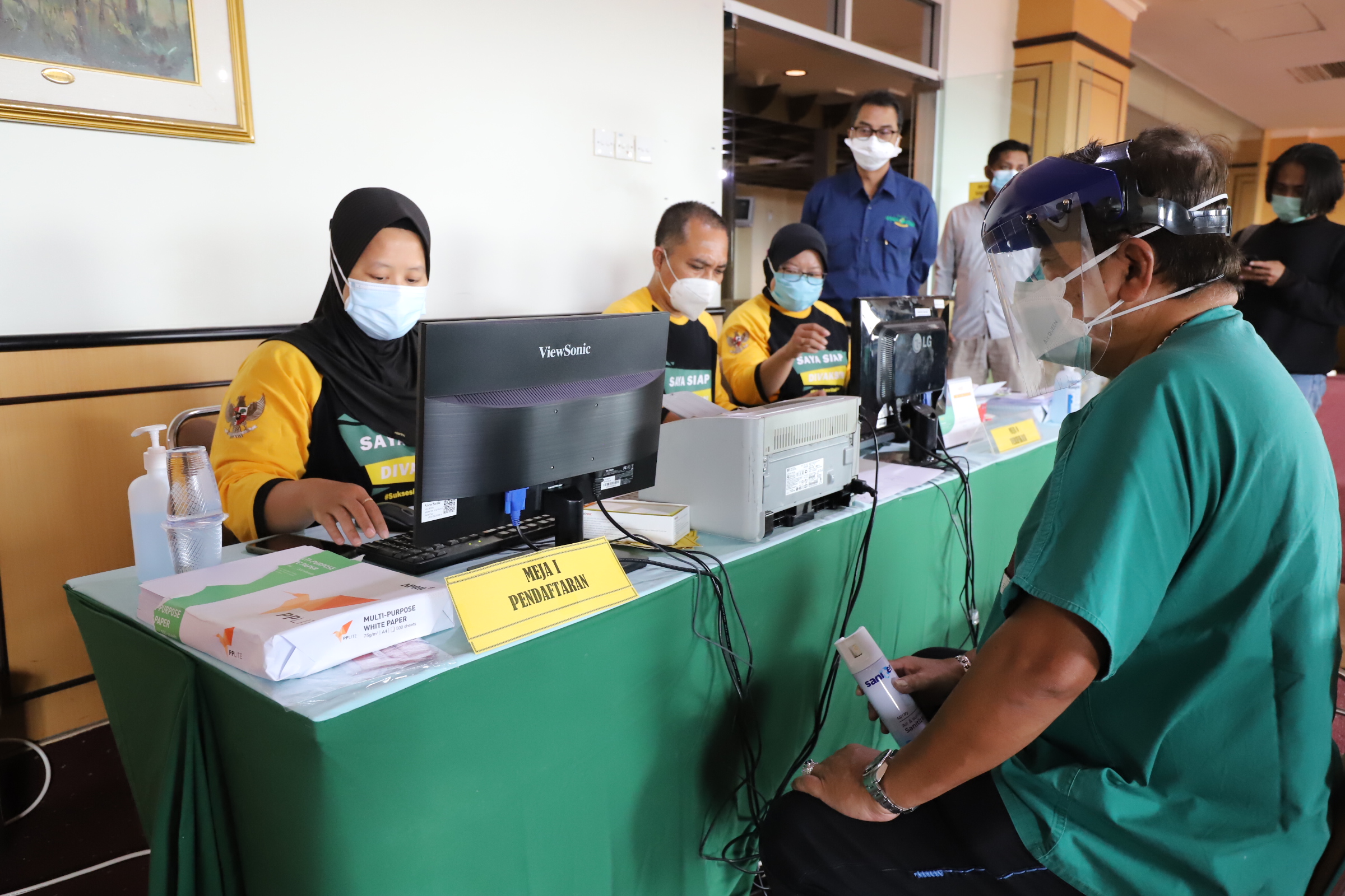 Nakes Lansia di Kota Surabaya Mulai Terima Vaksin Covid-19