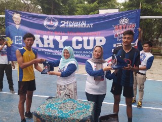 Lucy Kurniasari (dua dari kanan) saat menyerahkan hadiah ke Pemenang Pertama turnamen bola voli AHY Cup di Surabaya. (Bachan)