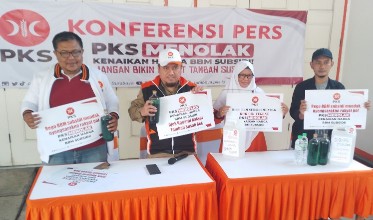Ketua DPD PKS Kota Surabaya, Johari Mustawan (kedua dari kiri), didampingi Bendahara dan jajarannya saat pernyataan tolak kenaikan harga BBM bersubsidi. (Bachan)