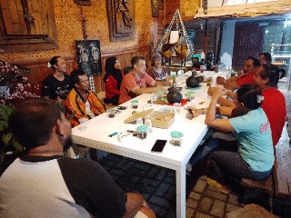 John Thamrun saat diskusi budaya bersama masyarakat Banjar Melati, Jeruk, Lakarsantri, Surabaya. (Bachan)