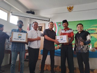Polda Jatim Sosialisasi Penyesuaian Harga BBM Dan Baksos Ke Nelayan