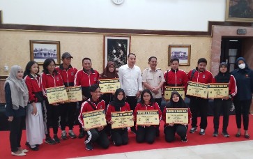 Walikota Eri Cahyadi bersama Ketua Umum KONI Surabaya, Hoslih Abdullah sesaat setelah penyerahan bonus ke perwakilan atlet ruang kerjanya. (Bachan) 