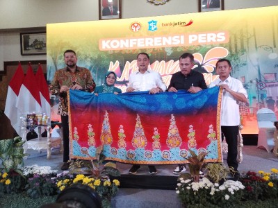 Ketua Dekranasda Kota Surabaya Rini Indriyani dan Walikota Eri Cahyadi (tengah) saat konferensi pers Karnaval Nang Tunjungan. (Bachan)