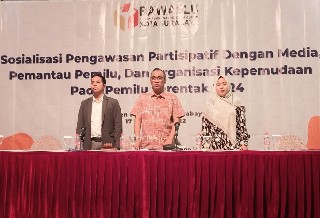 Ketua Bawaslu Kota Surabaya, M. Agil Akbar (jas hitam), Sekretaris PWI Jatim, Eko Pamuji (tengah) dan Komisioner Bawaslu Surabaya Lilis Pratiwi. (Bachan)