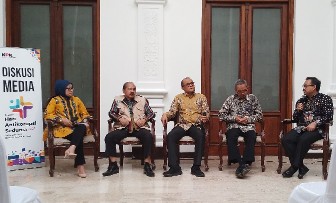 Ikhsan (memegang mik) dalam diskusi nedia di Hakordia 2022. (Bachan)