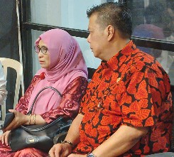 Luthfiyah, Ketua Komisi B DPRD Kota Surabaya (kiri) saat menemui Perkumpulan Pedagang Pasar Tunjungan (P3T) di Jalan Embong Malang. /Foto: Amar