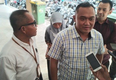 Dirut PD Pasar Surya Agus Priyo (kanan) didampingi Direktur Teknik dan Usaha, Suhendro. /Foto: Bachan