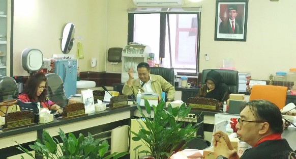 Anas Karno, Wakil Ketua Komisi B DPRD Kota Surabaya (dua dari kiri) dalam rapat dengar pendapat dengan Diskominfo Surabaya. /Foto: Bachan