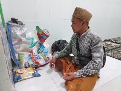 Mushalla Maslakul Ibad Bagikan 100 Paket Zakat Fitrah
