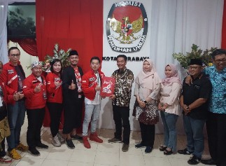 Pengurus DPD PSI Kota Surabaya saat menyerahkan berkas 50 Bacalegnya. /Foto: Amar