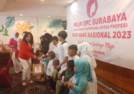 Anita Theresia, Ketua DPC PPLIPI Kota Surabaya saat membagikan santunan kepada puluhan anak yatim piatu di Hotel Sahid. Surabaya. /Foto:;Bachan