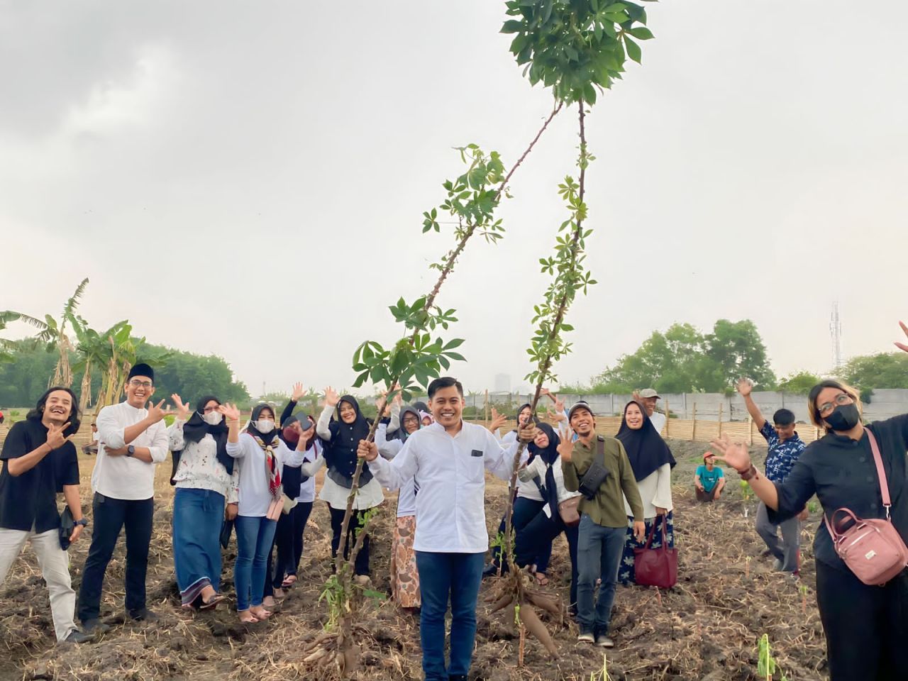 BKN Cabang Kota Surabaya Tanam Pohon Bersama Masyarakat