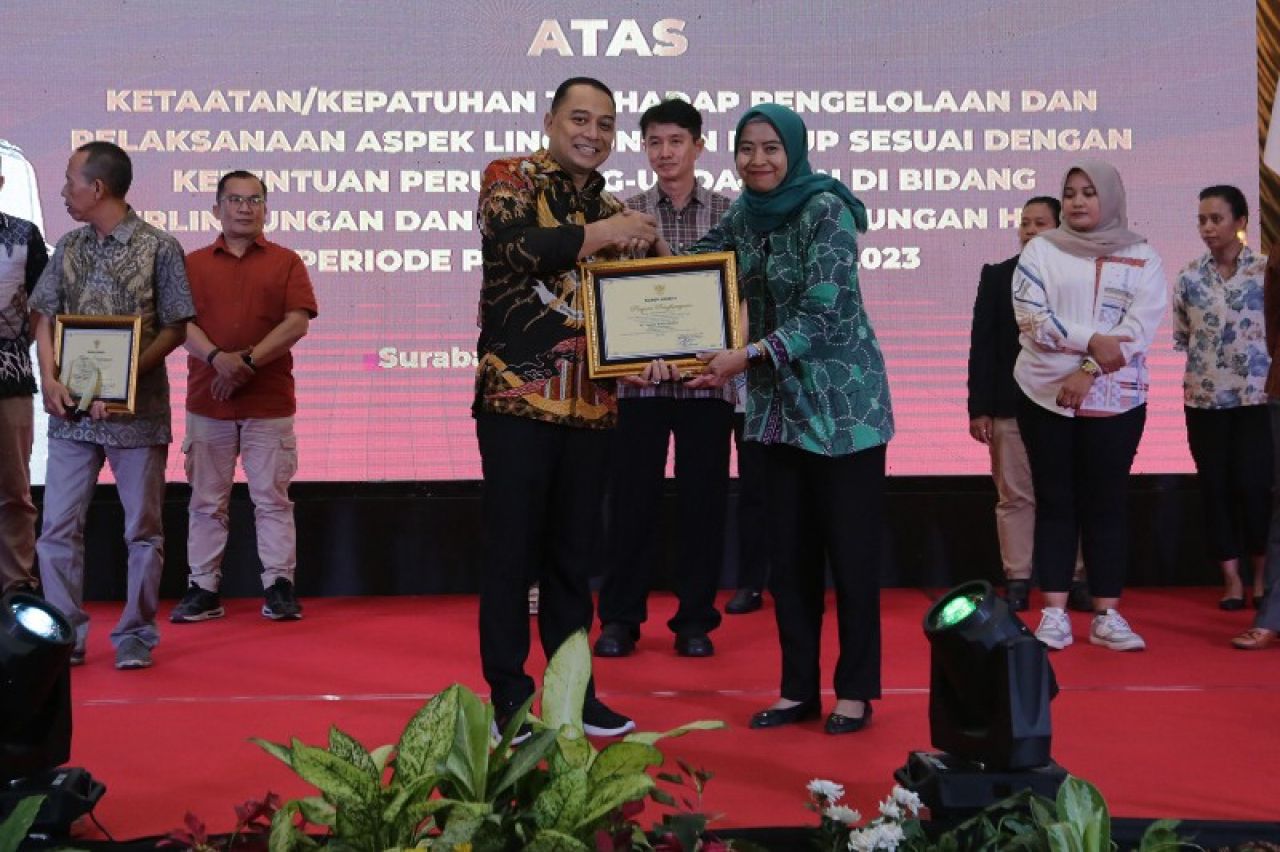 Pemkot Surabaya Beri Anugerah kepada 16 Pelaku Usaha Pengelola Lingkungan Terbaik